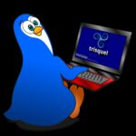 La imagen muestra a freedo mascota del proyecto Kernel libre installando trisquel Gnulinux en una notebook