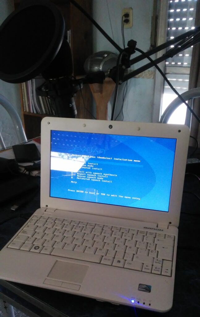Captura de la netbook Bangho y el proceso de instalación del sistema Gnulinux