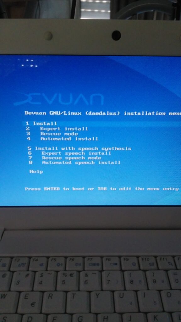 Captura de pantalla de la netbook bangho con devuan