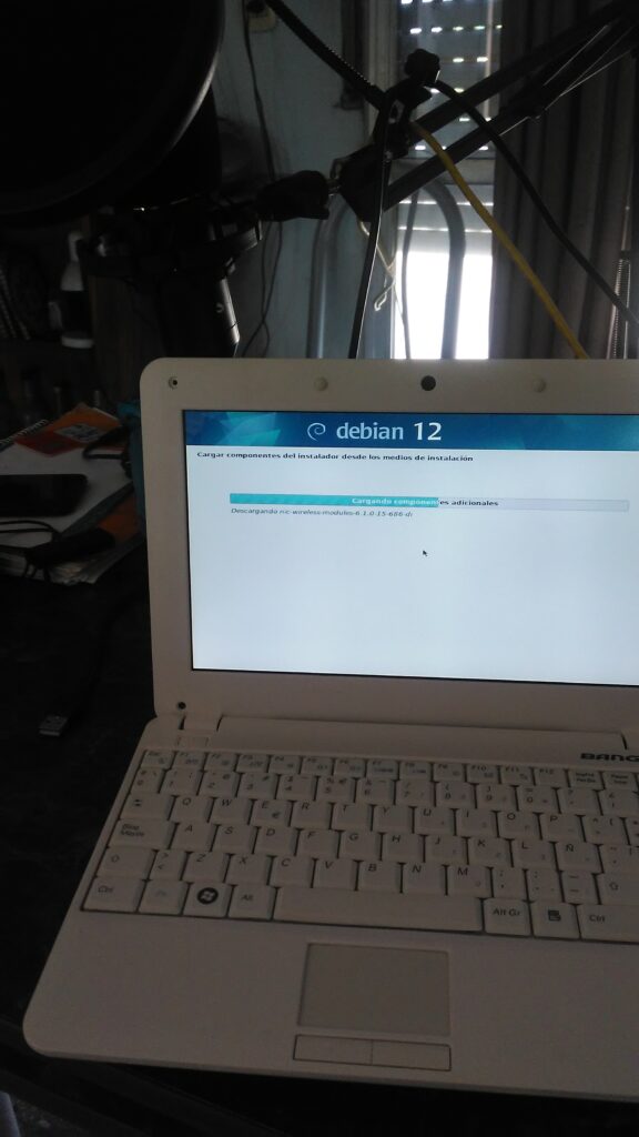 Captura final de la netbook con Debian 12 mate