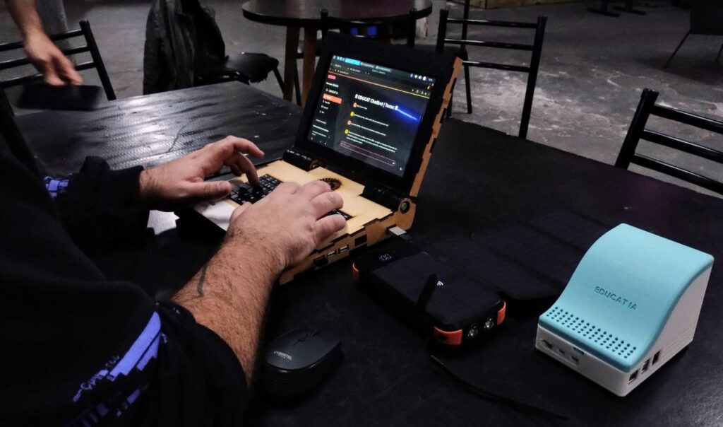 En la imagen se ve Wawa laptop sobre la mesa y una persona operandola.