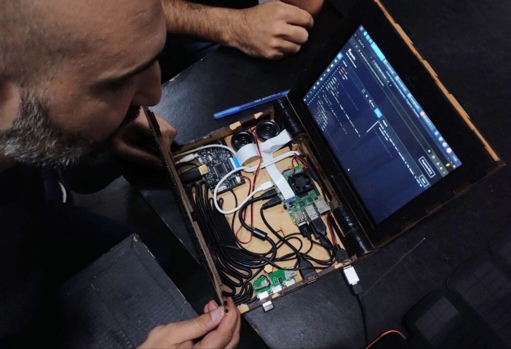 En la imagen se ve Wawa laptop sobre la mesa y una persona operandola.